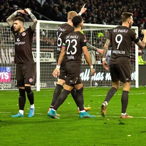 Die Profis des FC St. Pauli freuen sich über das 1:0-Tor gegen den 1. FC Heidenheim.