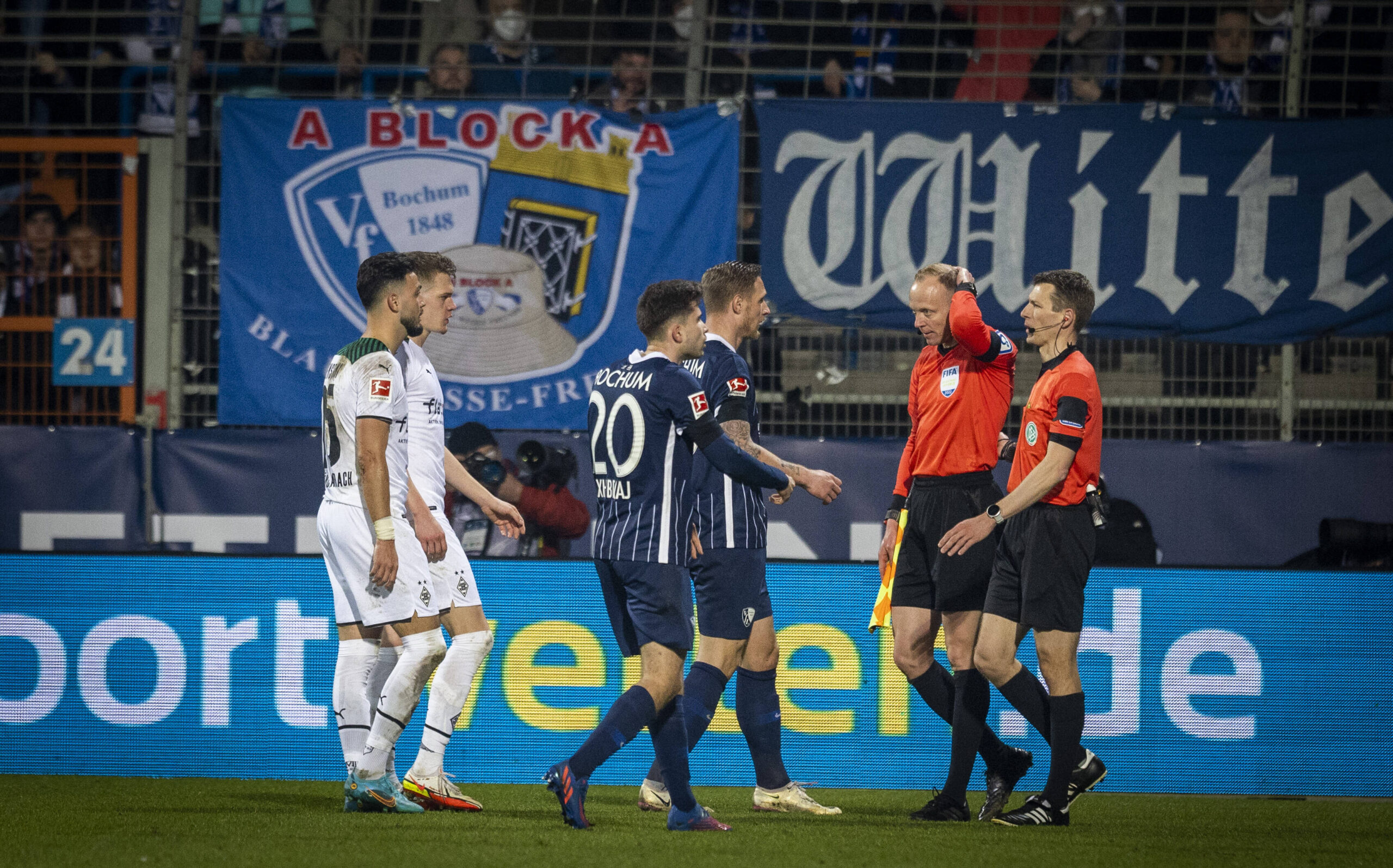 Fußball Bundesliga: Christian Gittelmann wurde während des Spiels zwischen dem Vfl Bochum und Borussia Mönchengladbach von einem Getränkebecher getroffen.