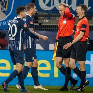 Fußball Bundesliga: Christian Gittelmann wurde während des Spiels zwischen dem Vfl Bochum und Borussia Mönchengladbach von einem Getränkebecher getroffen.