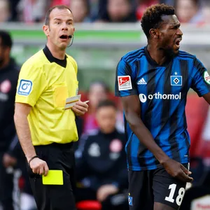 HSV-Profi Jatta wird von Schiedsrichter Marco Fritz verwarnt