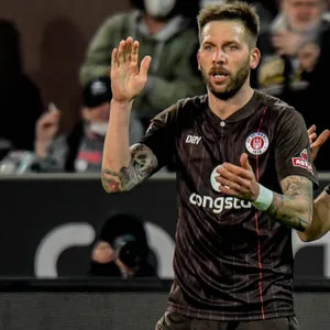 Guido Burgstaller (l.) freut sich über den Kyereh-Siegtreffer gegen Heidenheim.