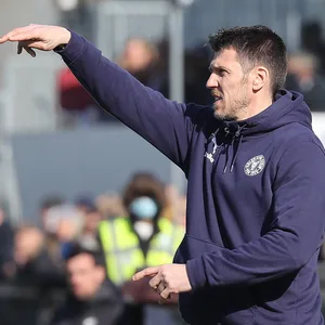 2. Bundesliga Fußball: Ex-St. Pauli-Profi Fabian Boll (42) vertrat den an Corona erkrankten Kiel-Cheftrainer Marcel Rapp.