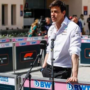 Toto Wolff sieht Mercedes-Fahrer George Russell vor Weltmeister Max Verstappen.