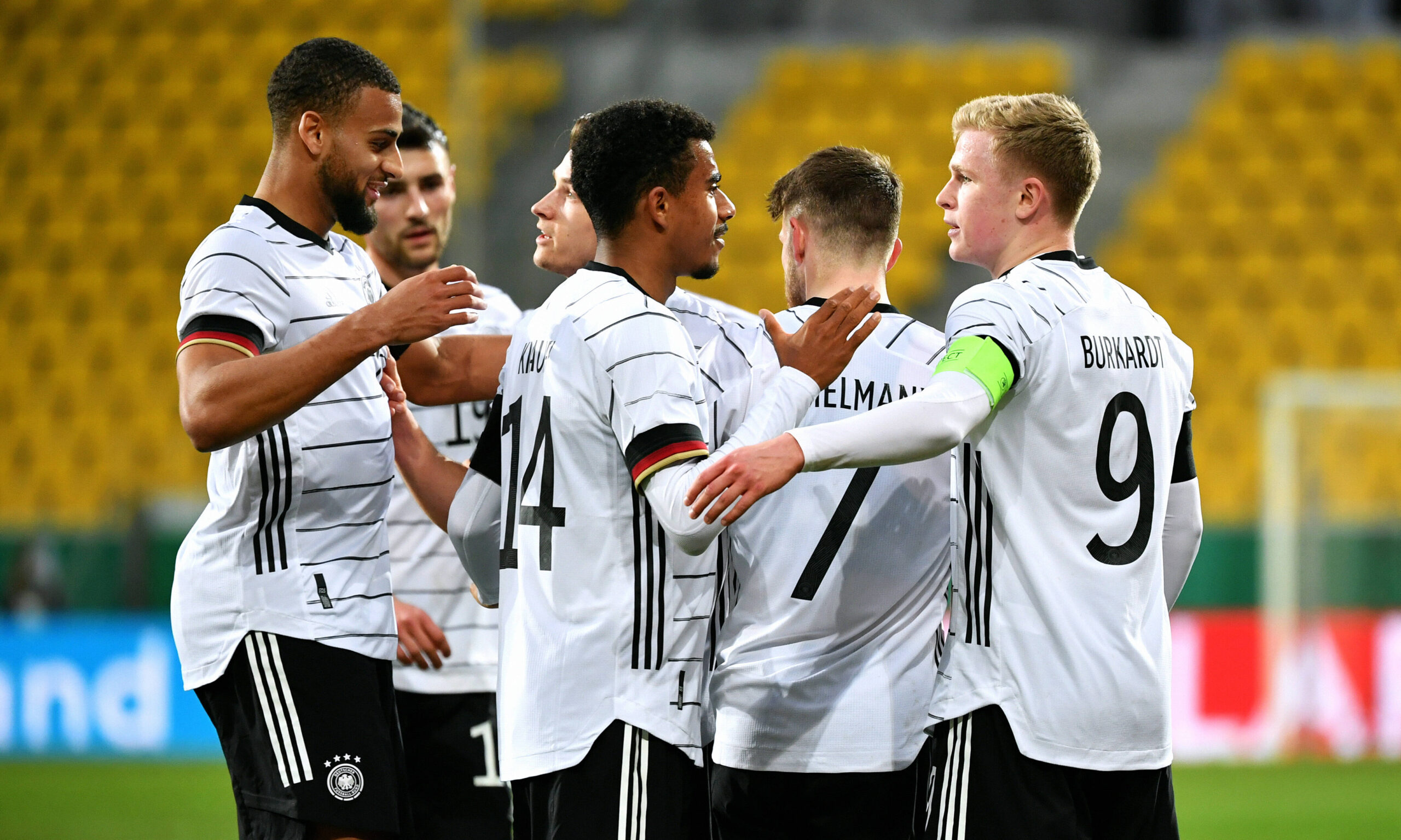 Josha Vagnoman (l.) jubelt mit der deutschen U21-Nationalmannschaft beim 4:0-Erfolg gegen den Nachwuchs aus Lettland.