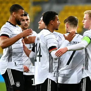 Josha Vagnoman (l.) jubelt mit der deutschen U21-Nationalmannschaft beim 4:0-Erfolg gegen den Nachwuchs aus Lettland.