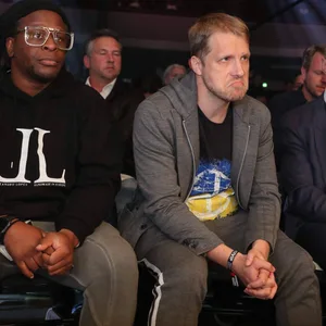 Mola Adebesi, Oliver Pocher, Christoph Daum und Claus Strunz bei Felix Sturm
