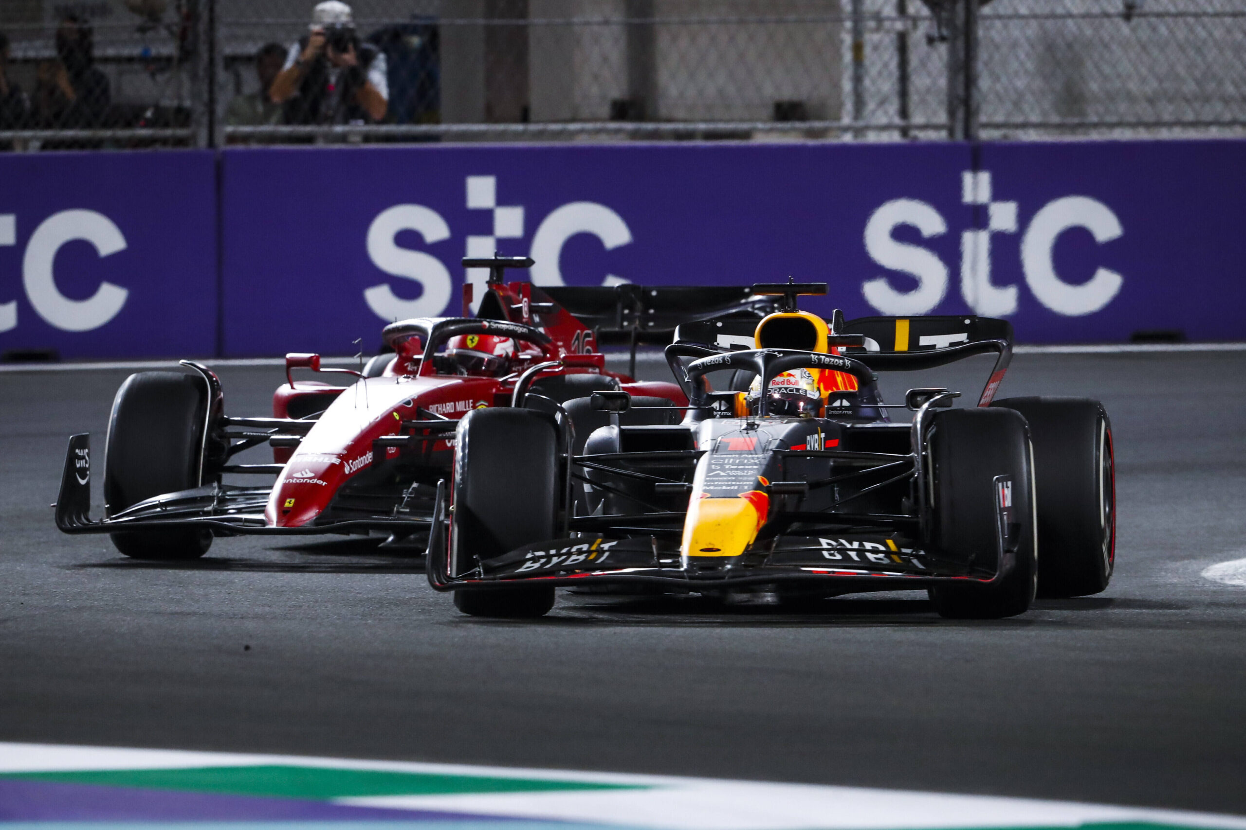 Red-Bull-Pilot Max Verstappen vor Charles Leclerc im Ferrari.