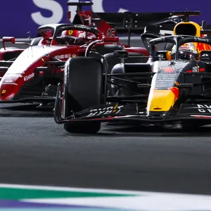 Red-Bull-Pilot Max Verstappen vor Charles Leclerc im Ferrari.