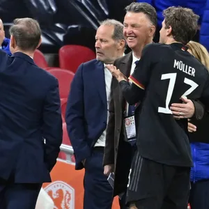 Klassiker Deutschland gegen Niederlande: Louis van Gaal umarmte trotz positivem PCR-Test Spieler und Trainer.