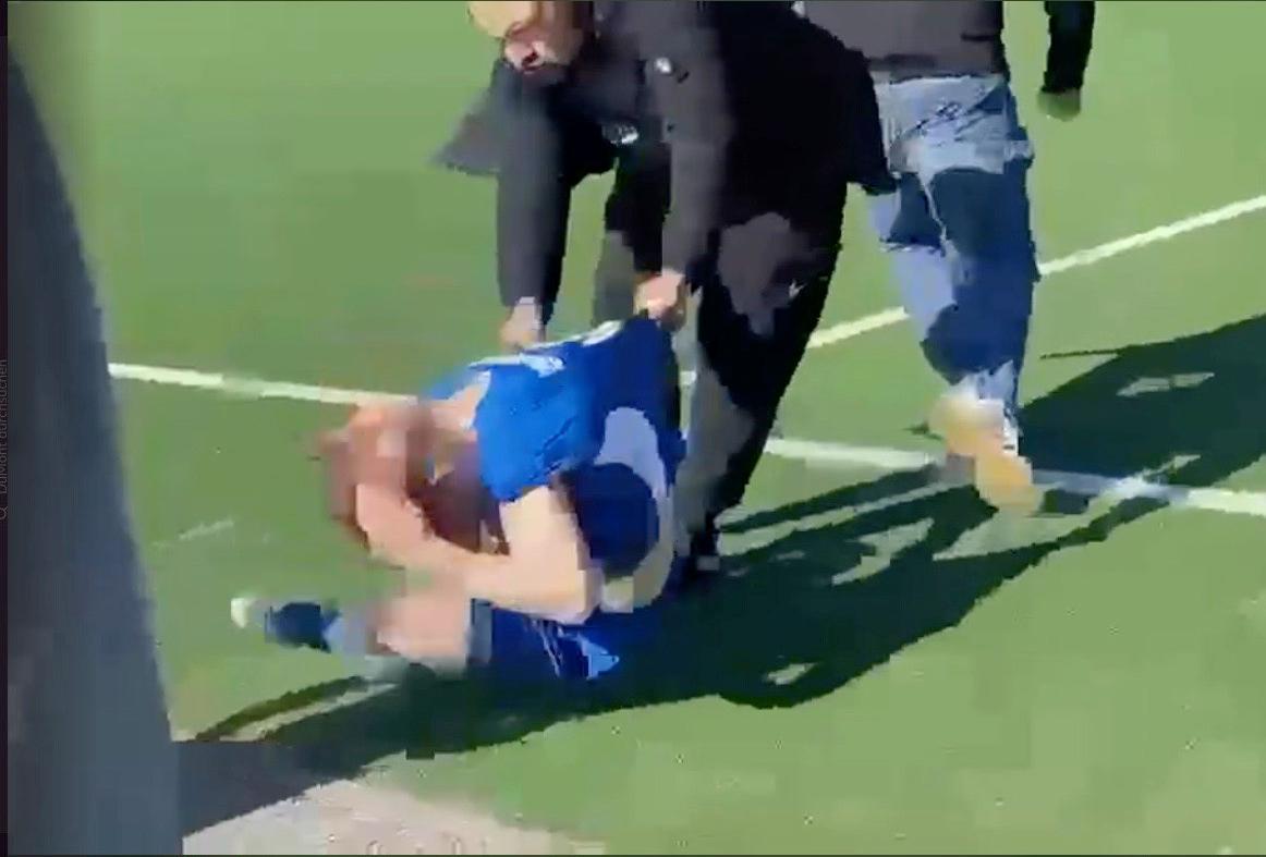 Bei einem Fußballspiel in der Kreisliga in Lohbrügge kam es am Sonntag zu tumultartigen Szenen. Die Spieler schlugen und traten aufeinander ein.