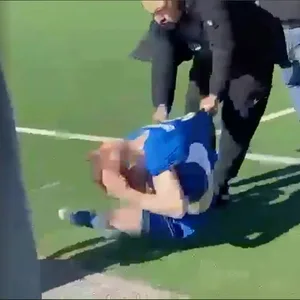 Bei einem Fußballspiel in der Kreisliga in Lohbrügge kam es am Sonntag zu tumultartigen Szenen. Die Spieler schlugen und traten aufeinander ein.