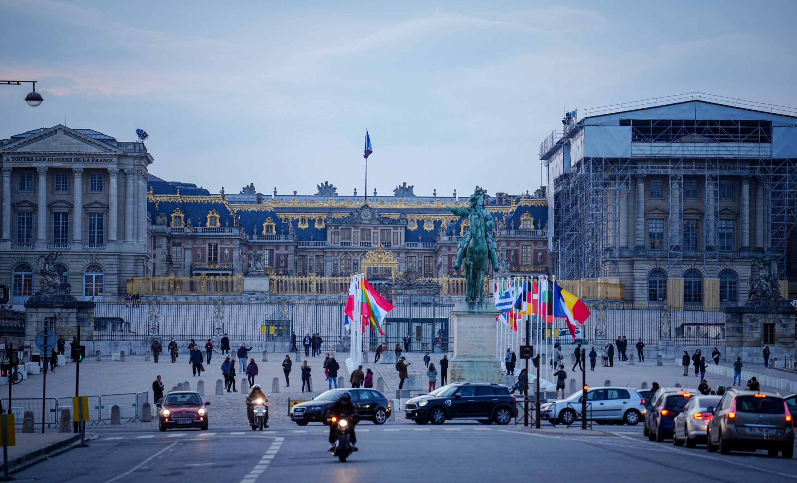 Ab heute kommen die Staats- und Regierungschefs der EU zu einer informellen zweitägigen Tagung im Schloss Versailles zusammen.