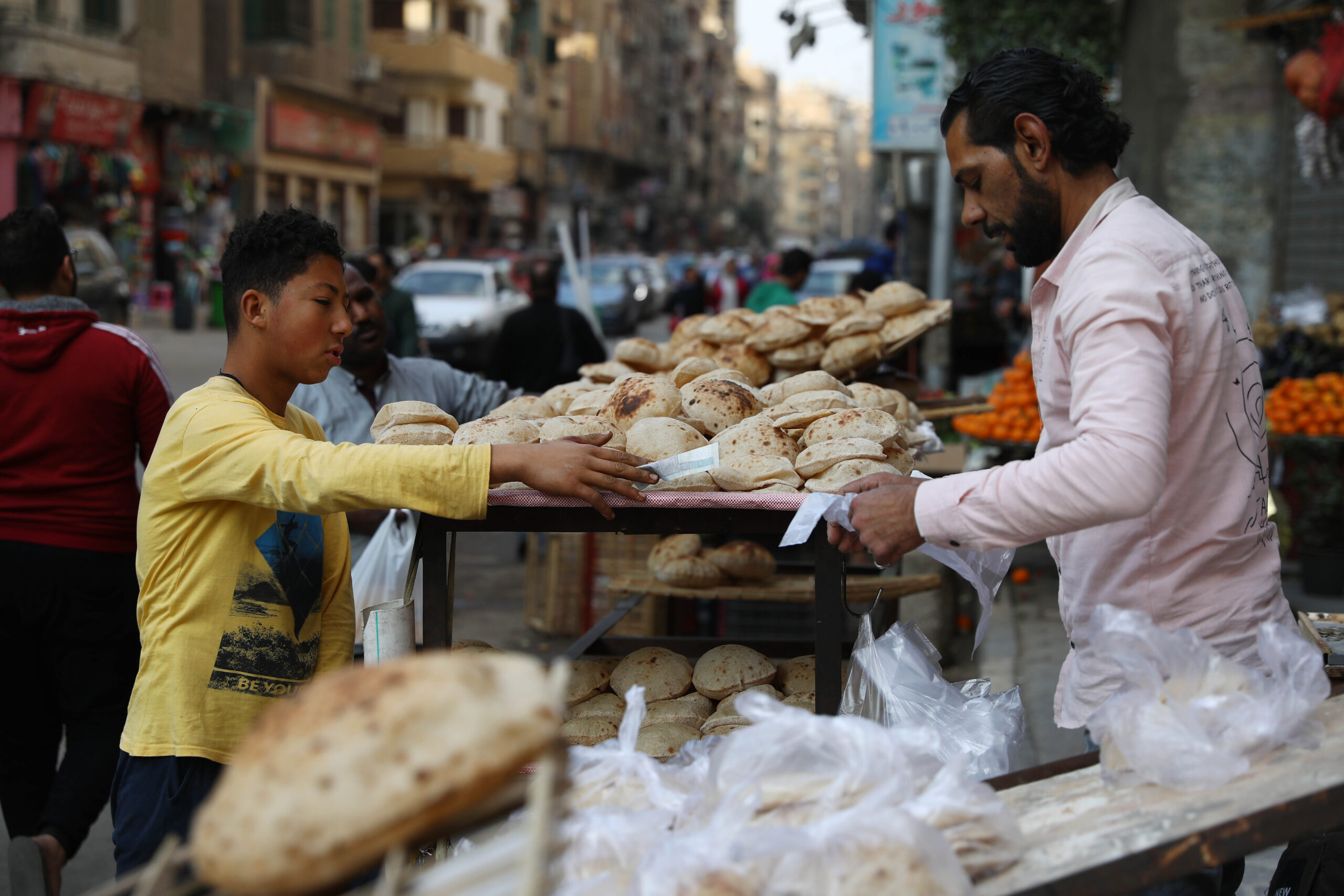 Ein Junge kauft Brot auf einem Markt in Kairo. Der Angriffskrieg Moskaus könnte heftige Folgen für die Ernährung in Teilen der Welt haben. (Symbolbild)