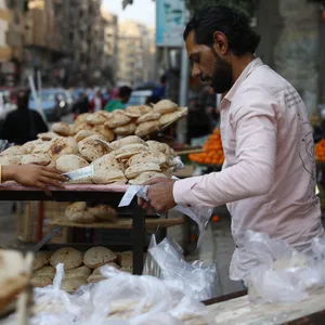 Ein Junge kauft Brot auf einem Markt in Kairo. Der Angriffskrieg Moskaus könnte heftige Folgen für die Ernährung in Teilen der Welt haben. (Symbolbild)