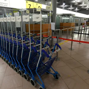 Gepäckwagen stehen vor einem verwaisten Schalter zur Passagierkontrolle am Flughafen Hannover. (Archivbild)