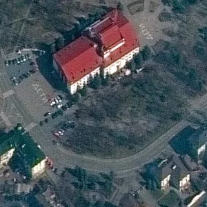 Dieses von Maxar Technologies zur Verfügung gestellte Satellitenbild zeigt das Theater in Mariupol. Vor und hinter dem Gebäude sind Schriftzüge zu sehen.