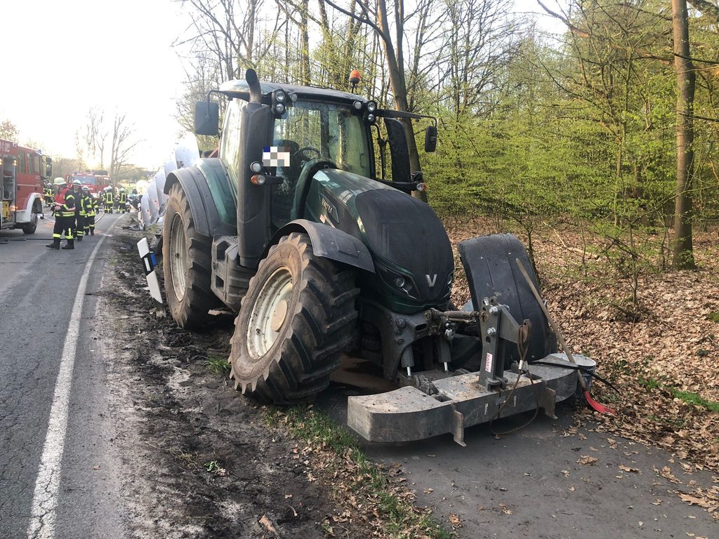 Der entgegenkommende 25-jährige Fahrer des Traktors konnte nicht mehr ausweichen.