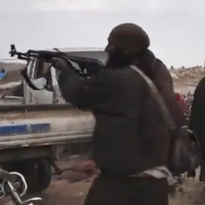 Syrien, Baghus: IS-Kämpfer feuern ihre Waffen ab.