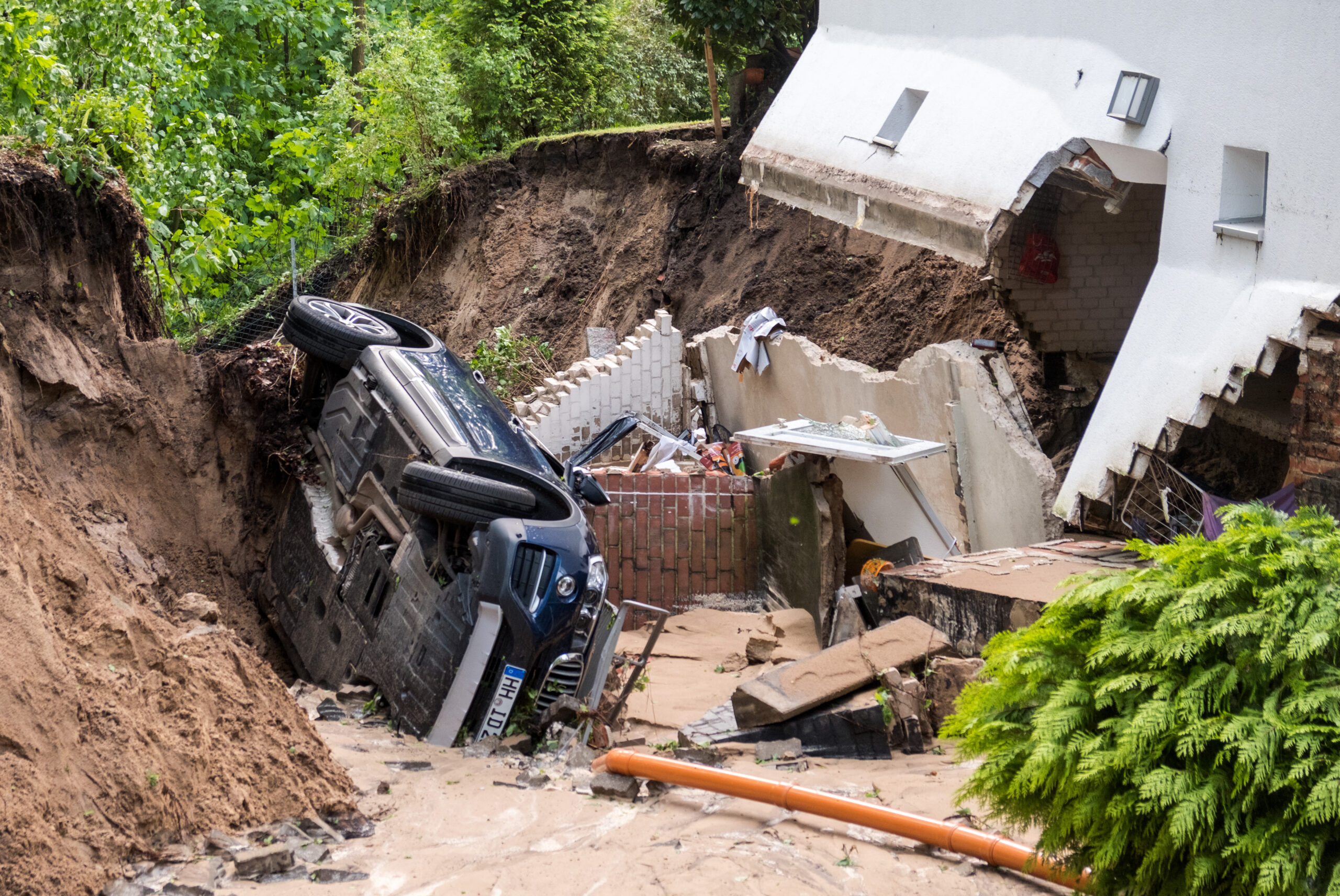 Schockmoment im Mai 2018: Durch Starkregen entstand in Lohbrügge eine Senke, die Teile eines Hauses mit sich riss.