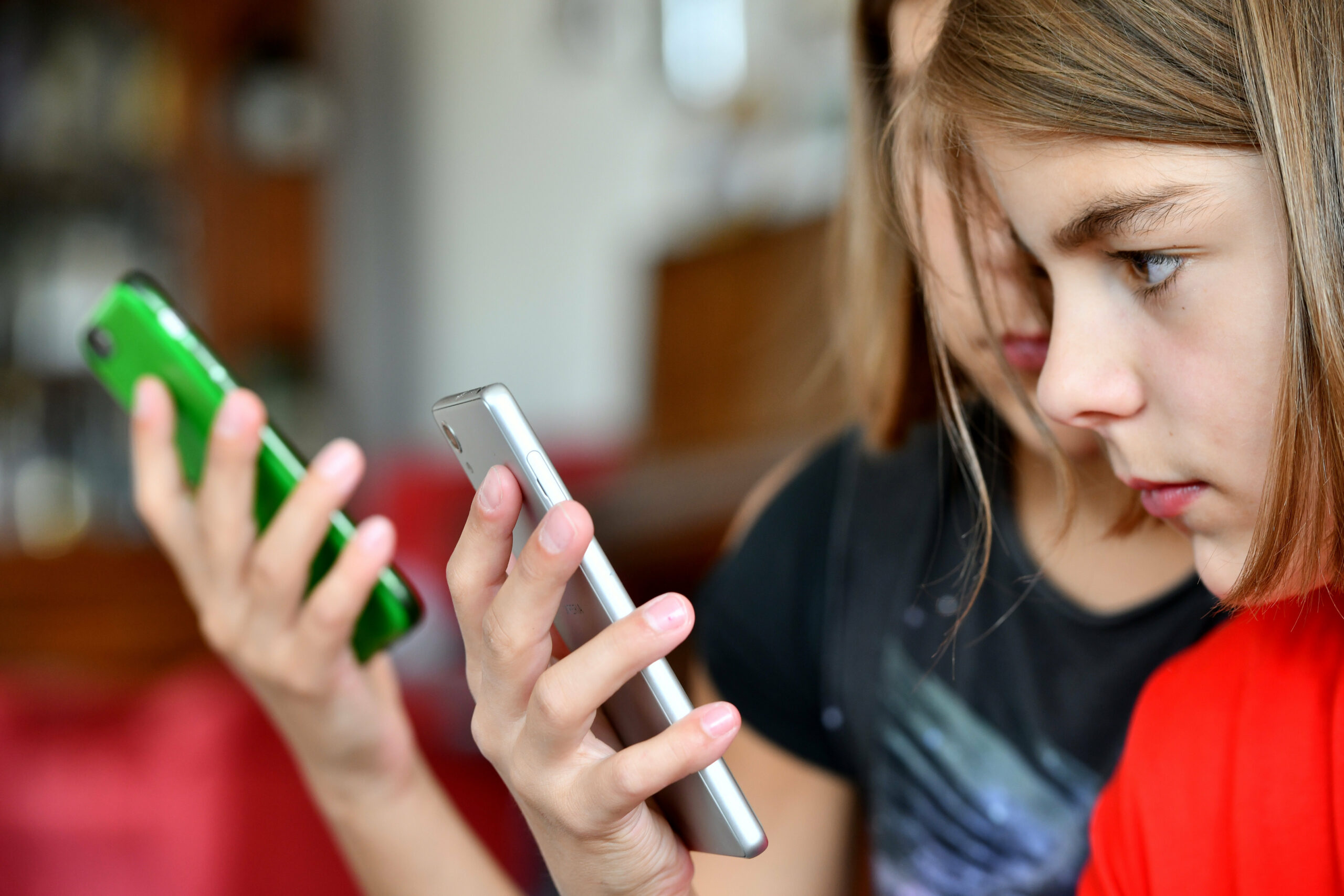 Zwei Mädchen mit Smartphones