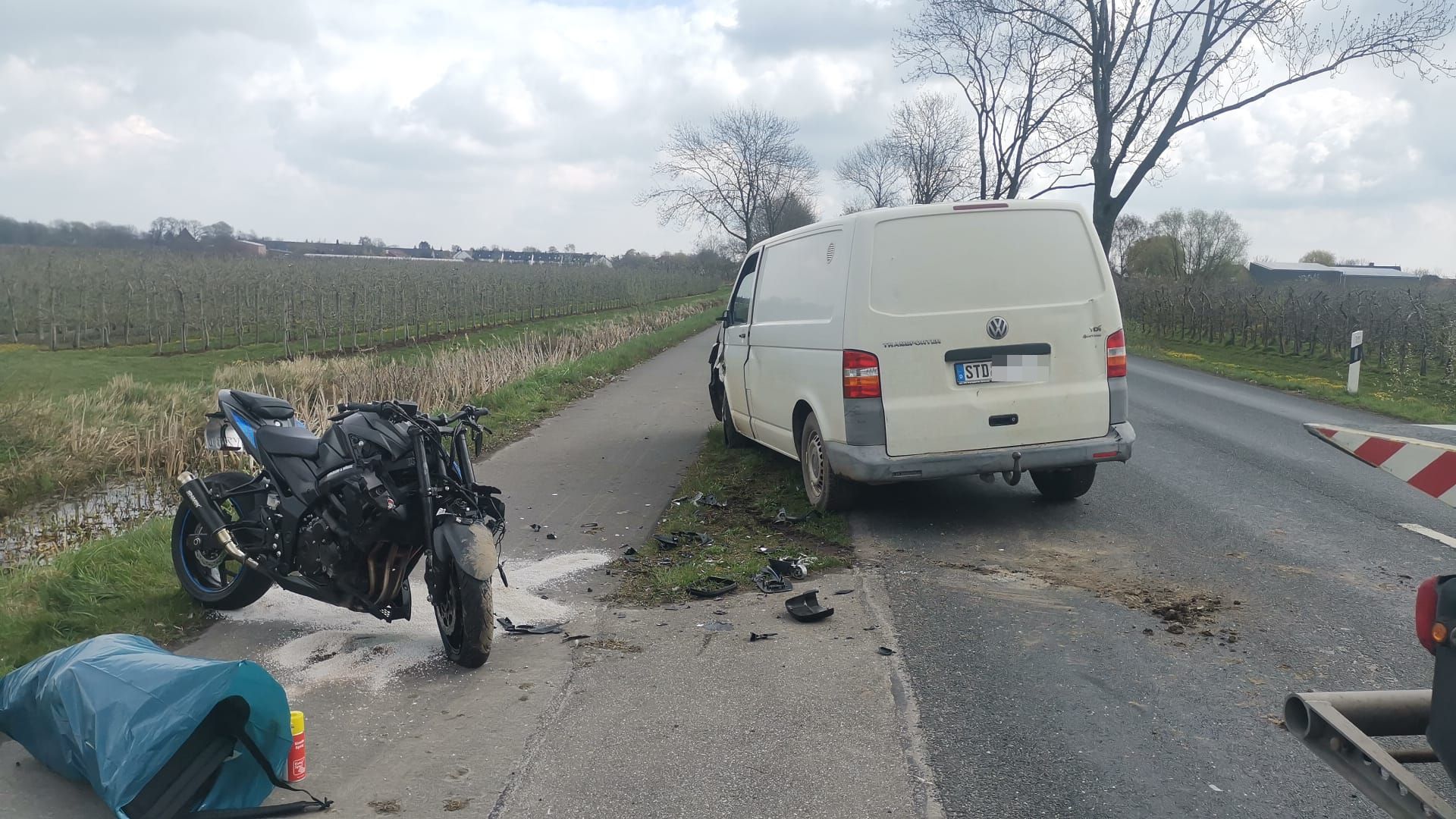 Die am Unfall beteiligten Fahrzeuge bei Jork (Landkreis Stade).