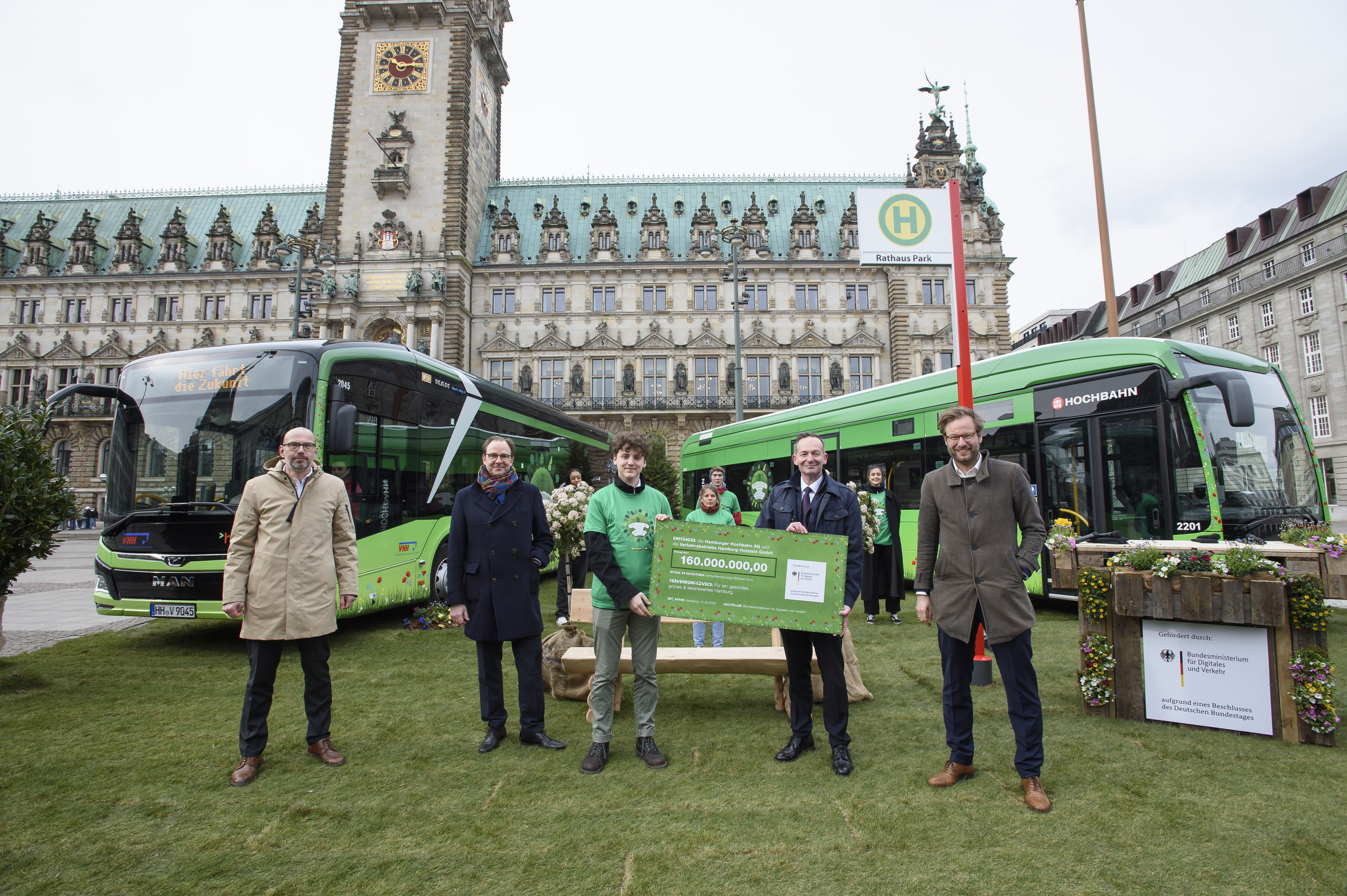 Bundesverkehrsminister Volker Wissing (FDP, 2.v.r.) übergab den Förderbescheid für E-Mobilität an Hamburgs Schüler. Auch dabei: VHH-Chef Toralf Müller (links), Hochbahn-Chef Henrik Falk (2.v.l.) und Verkehrssenator Anjes Tjarks (Grüne, rechts)