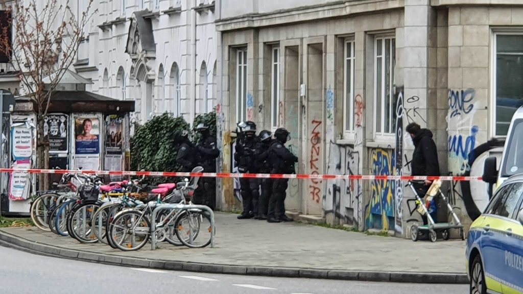 Beamte sichern den Tatort