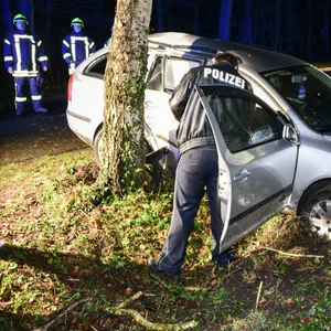 Ein Polizist am Skoda. Der Fahrer wurde bei dem Unfall im Landkreis Stade schwer verletzt.