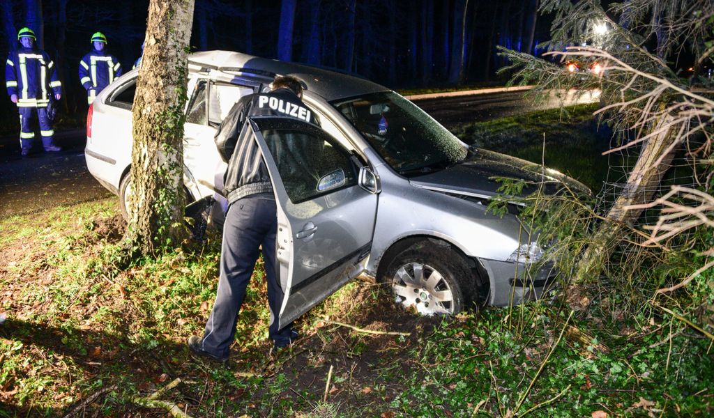 Ein Polizist am Skoda. Der Fahrer wurde bei dem Unfall im Landkreis Stade schwer verletzt.
