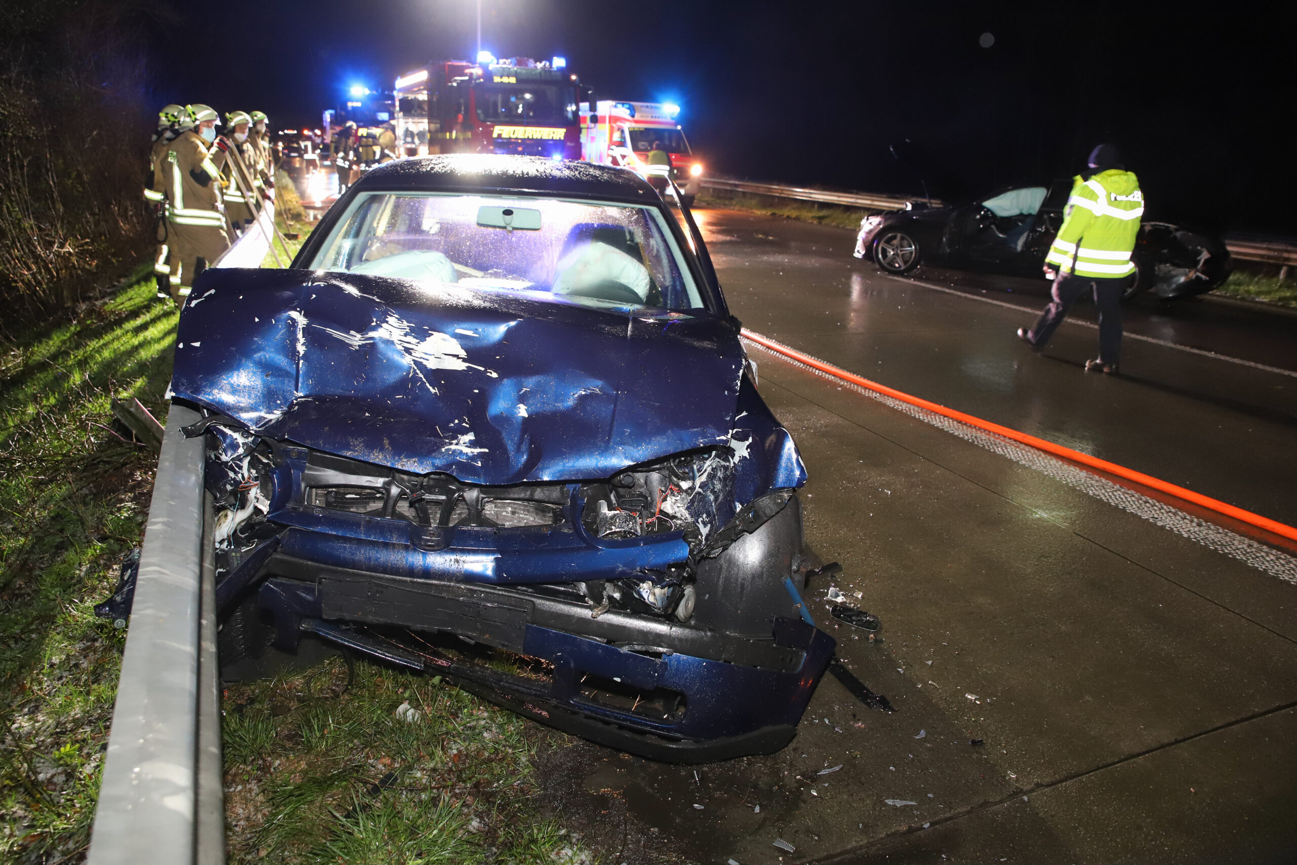 Der VW Golf war in die Unfallstelle gefahren worden. Er musste abgeschleppt werden.