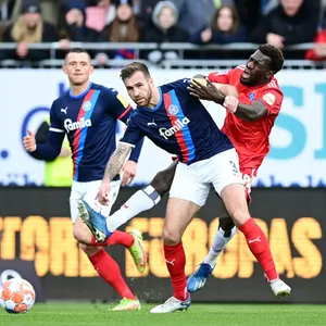 Bakery Jatta verliert einen Zweikampf gegen Marco Komenda