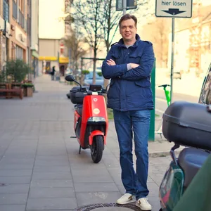 Gabor Gottlieb, SPD-Fraktionschef in Eimsbüttel, ärgert sich über die E-Mopeds auf den Fußwegen.