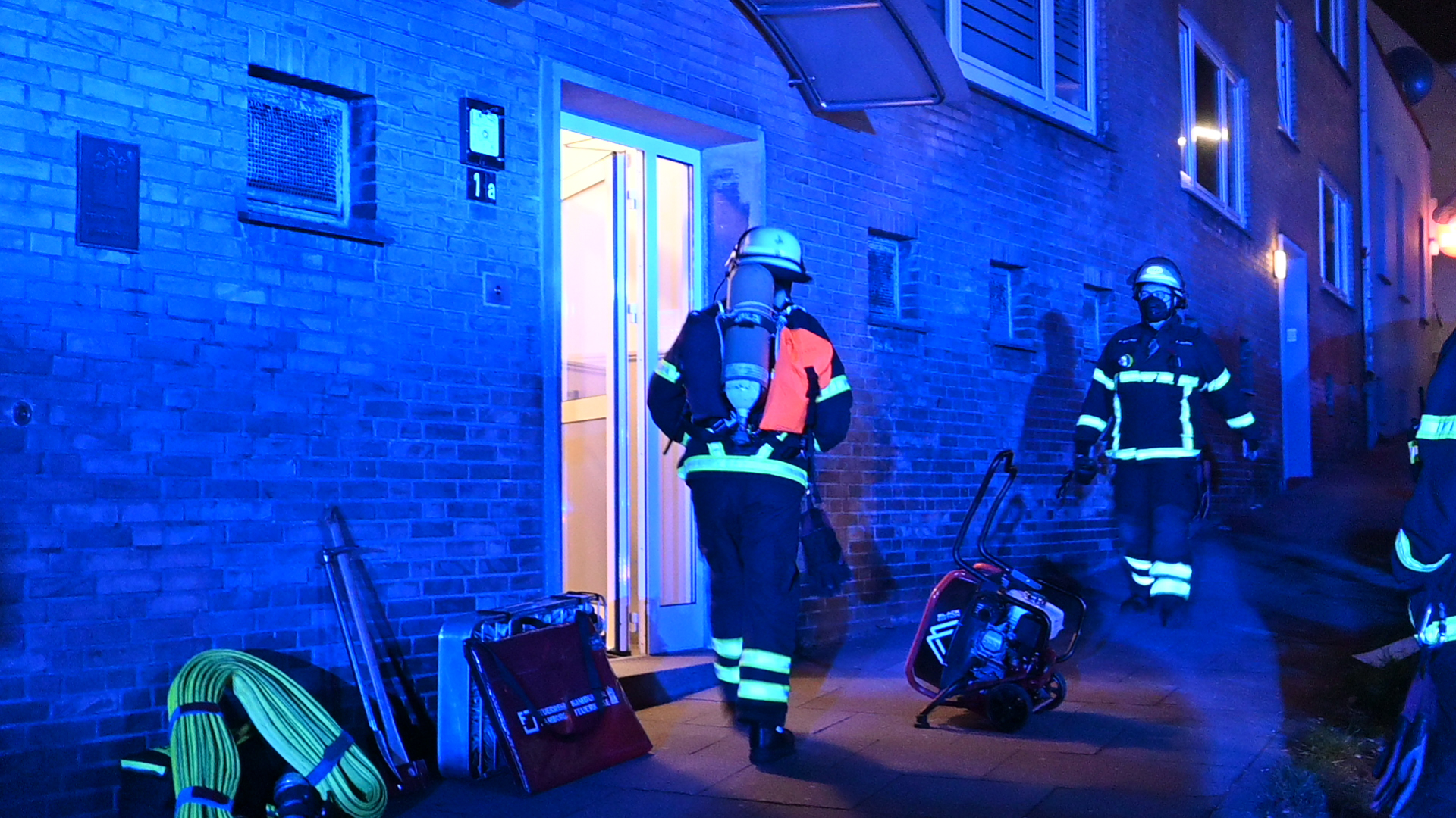 Feuer in einer Wohnung in Harburg: Der Bewohner wehrte sich gegen seine Rettung.