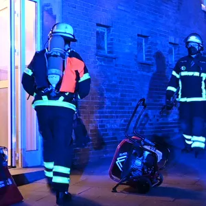 Feuer in einer Wohnung in Harburg: Der Bewohner wehrte sich gegen seine Rettung.