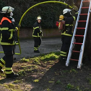 Brennender Baumstumpf sorgt in Harburg für langen Feuerwehreinsatz
