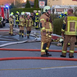 Brennender Carport in Oering – Flammen erfassen Wohnhaus