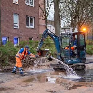 Der Rohrbruch sorgte in Buchholz teils für nasse Straßen.