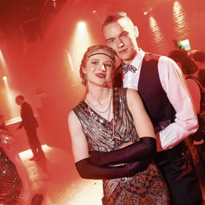 Ein Paar stilecht im Style der 20 er Jahre
