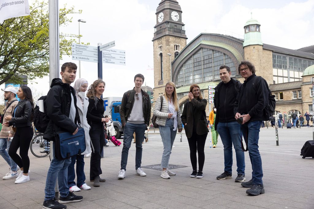 Die Architektur-Studierenden der TU Braunschweig mit den Seminar-Leitern Sina Heffner (3.v.l.) und Bernd Schulz (r.).