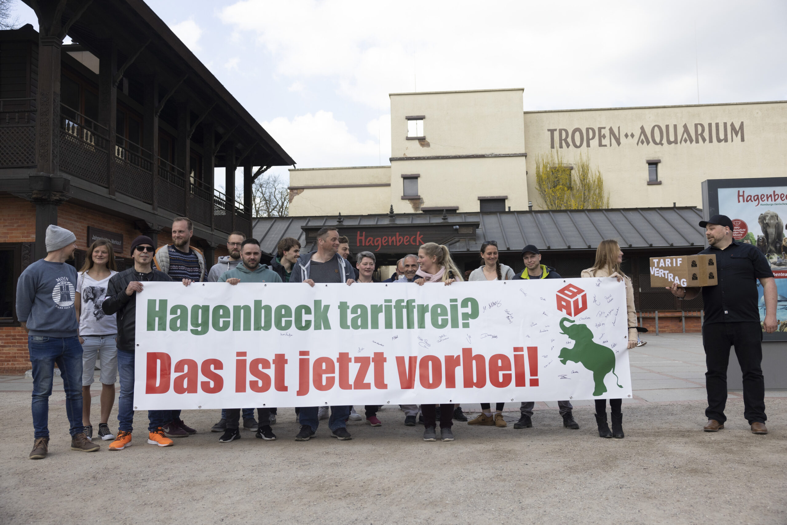 Mitarbeiter von Hagenbeck demonstrieren vor dem Eingangstor
