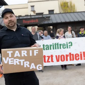 Pascal Lechner von der IG BAU mit den Hagenbeck-Tarifforderungenk