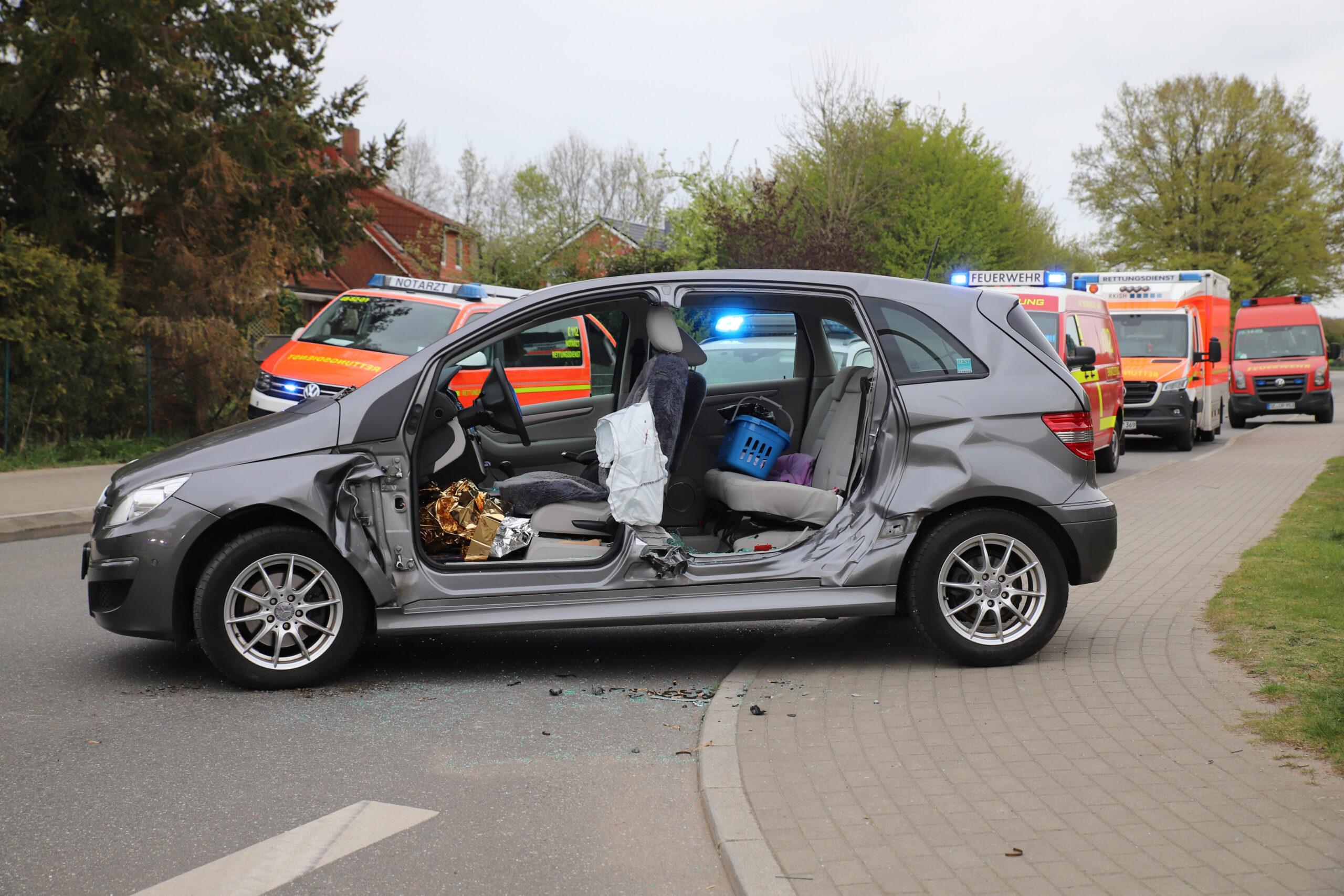 Unfall in Großenaspe - Frau kracht mit Auto in Trecker