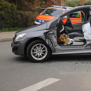 Unfall in Großenaspe - Frau kracht mit Auto in Trecker