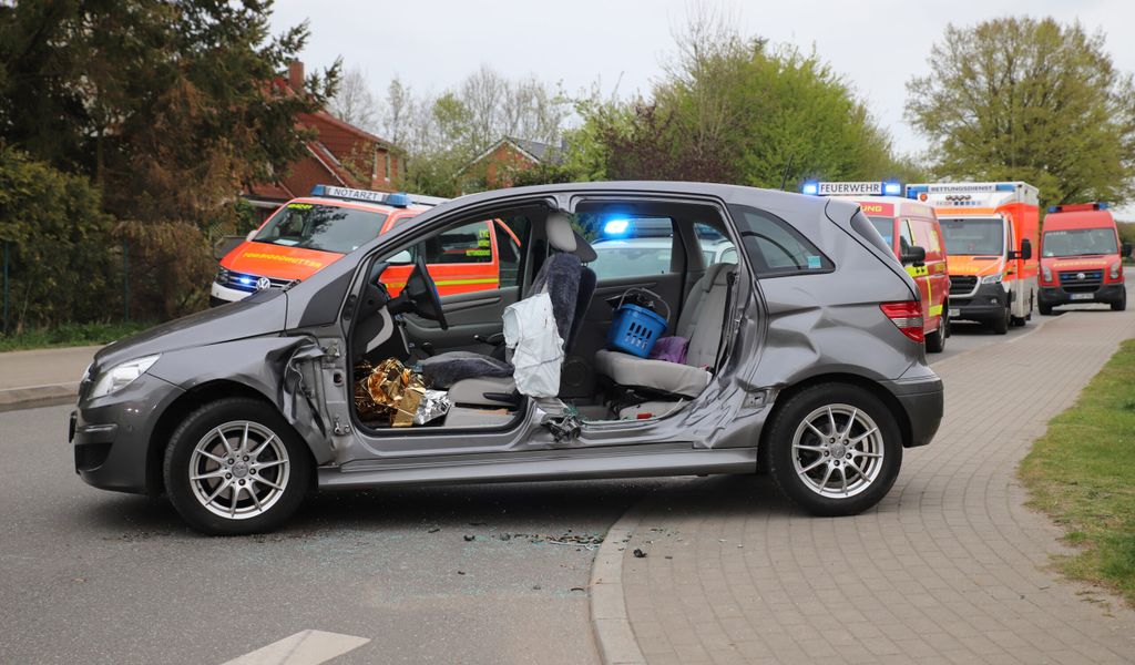 Unfall in Großenaspe - Frau kracht mit Auto in Trecker