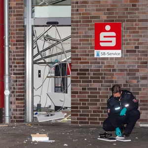 Ein Polizist am Tatort in Seevetal-Fleestedt bei Hamburg.