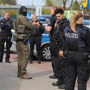 Am Samstagnachmittag kam es zu einem Groß-Polizeieinsatz in Nortorf (Kreis Rendsburg-Eckernförde.)