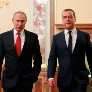 Wladimir Putin (l), Präsident von Russland, und sein Vorgänger Dmitri Medwedew