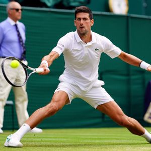 Novak Djokovic streckt sich nach dem Ball