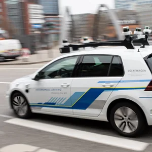 Zwei Elektro-Golf von Volkswagen, bestückt mit Laserscannern, Kameras, Ultraschallsensoren und Radar auf der autonomen Teststrecke in Hamburg.