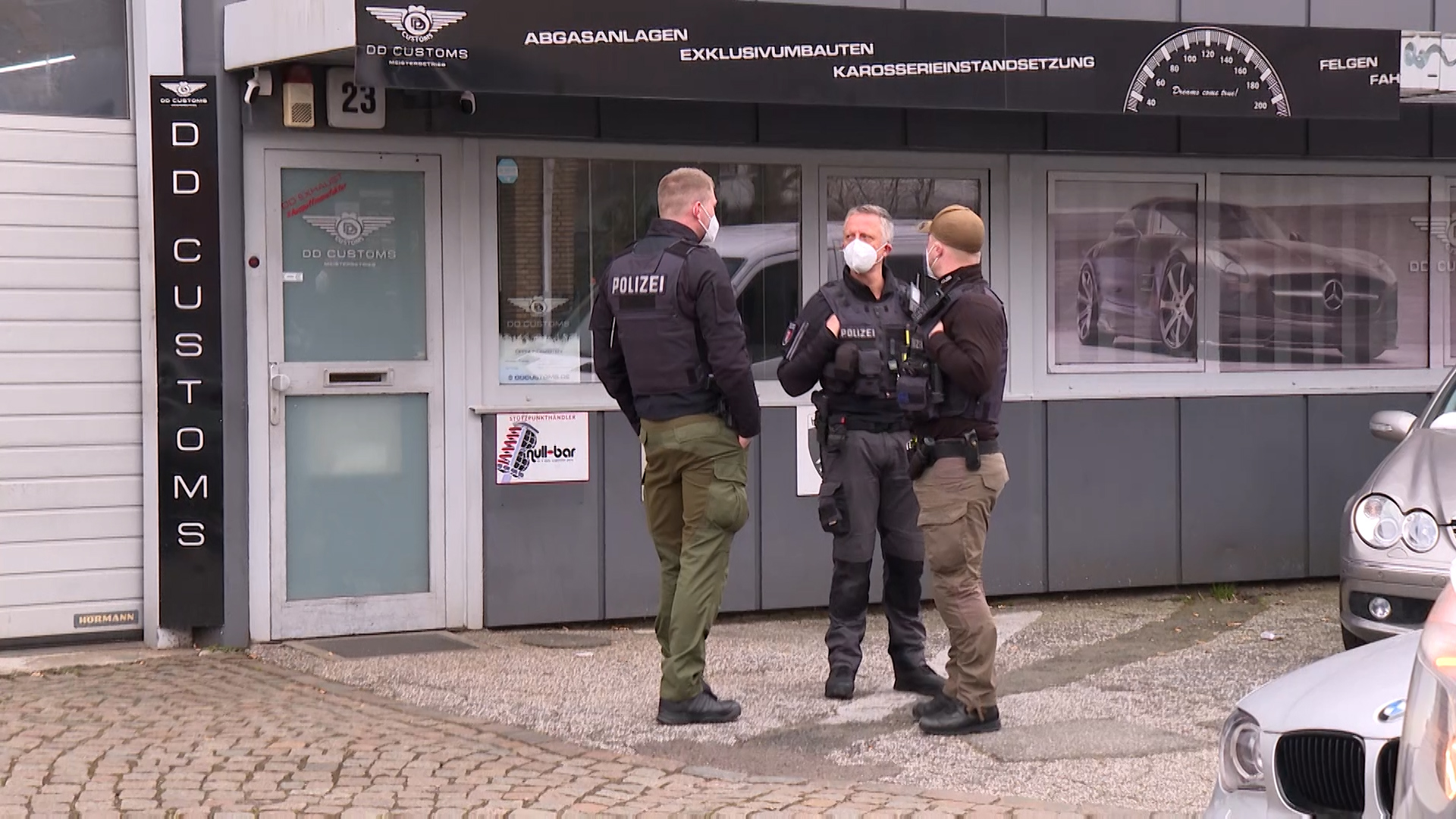Polizisten vor der Werkstatt in Hamburg-Eilbek.